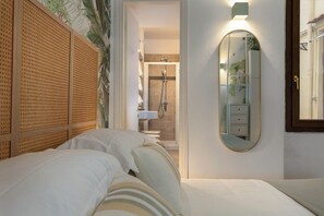 2 soverom, skrivebord, strykejern/-brett og reiseseng for barn