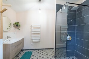 ヘアドライヤー、タオル、石鹸、トイレットペーパー