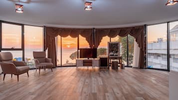 Deluxe Room, 1 Double Bed | 1 bedroom, minibar, blackout curtains, soundproofing