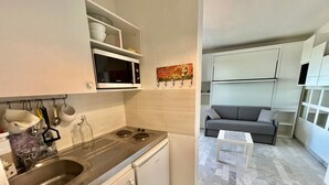 Unclassified image, 5 of 13, button - Spacious Studio with Air Conditioning and Parking in La Grande Motte (La Grande-Motte)