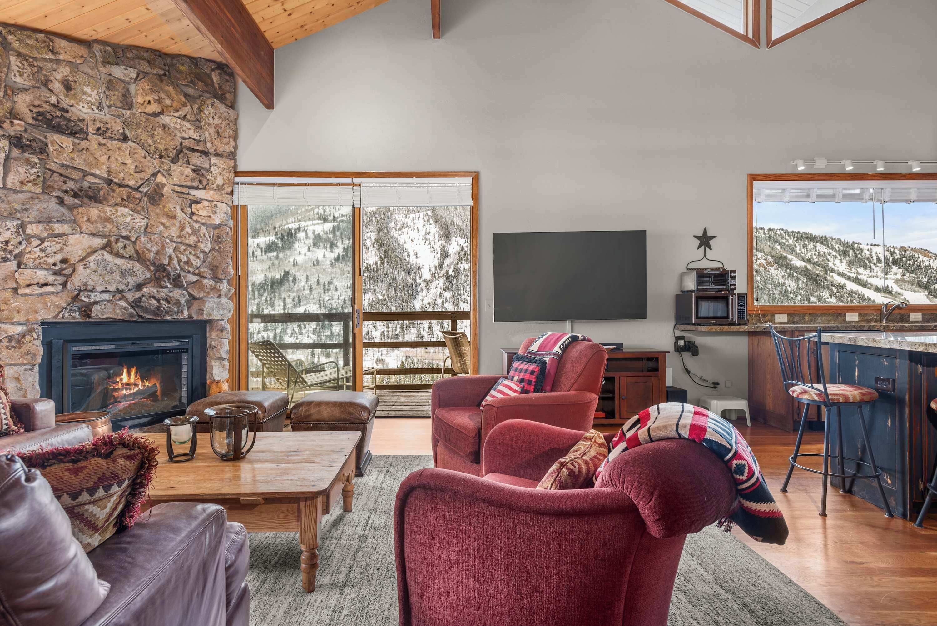 Comfort Room | Living area | Fireplace