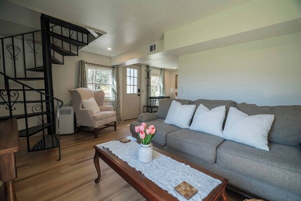 TV - Hadley Hideaway Cottage (Hadley)