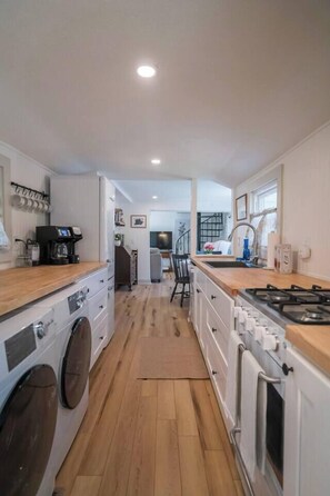 Fridge, microwave, oven, stovetop - Hadley Hideaway Cottage (Hadley)