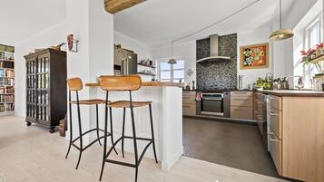 Køleskab, kogeplade, opvaskemaskine, kaffe-/temaskine