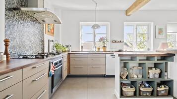 Køleskab, kogeplade, opvaskemaskine, kaffe-/temaskine