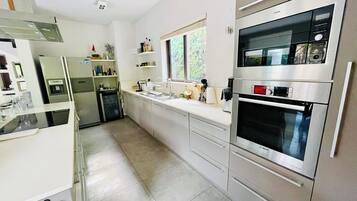 Jääkaappi, mikroaaltouuni, uuni, liesi