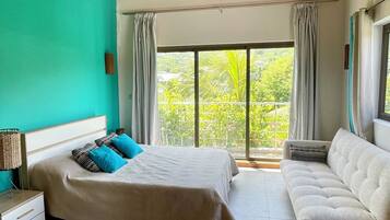 3 makuuhuonetta, tallelokero huoneessa, työpöytä, silitysrauta/-lauta