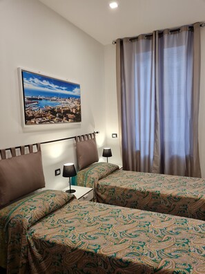 2 soverom, skrivebord, strykejern/-brett og reiseseng for barn