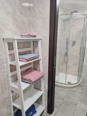 Douche, sĂšche-cheveux, bidet, serviettes fournies