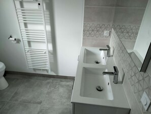 Hair dryer, towels, soap, toilet paper - Gite DU Vieux Chene (Reignac)