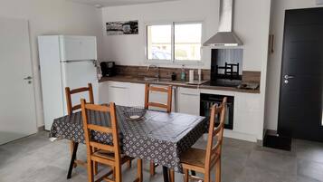 JÀÀkaappi, mikroaaltouuni, uuni, liesi