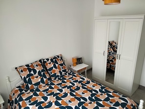 2 bedrooms, iron/ironing board, travel cot, free WiFi