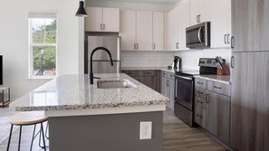 Kjøleskap og spisebord