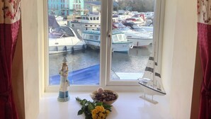 Unclassified image, 2 of 56, button - Cosy and comfortable Riverside Cottage in Wroxham, the Gateway to the Broads (Wroxham)