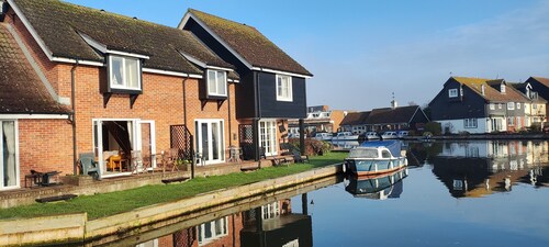 Cosy and comfortable Riverside Cottage in Wroxham, the Gateway to the Broads