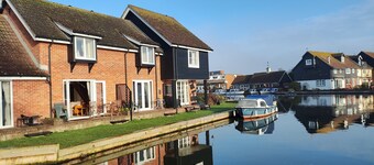 Cosy and comfortable Riverside Cottage in Wroxham, the Gateway to the Broads