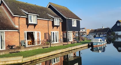 Cosy and comfortable Riverside Cottage in Wroxham, the Gateway to the Broads