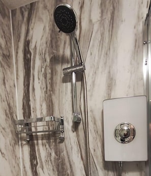 Dusche, Haartrockner, Handtücher, Toilettenpapier
