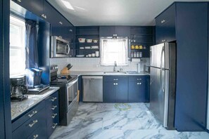 Fridge, microwave, oven, stovetop - Norman Huntington Hideout (Norman)