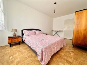 1 slaapkamer, een strijkplank/strijkijzer, wifi, beddengoed