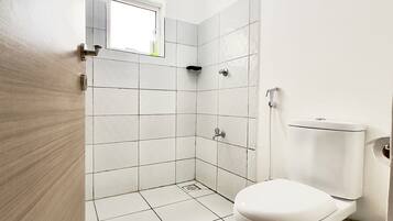 Een douche, een bidet, handdoeken, zeep