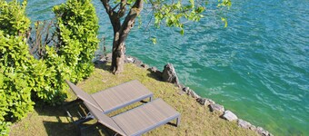 The Painter's Nest with Private Lake Garden