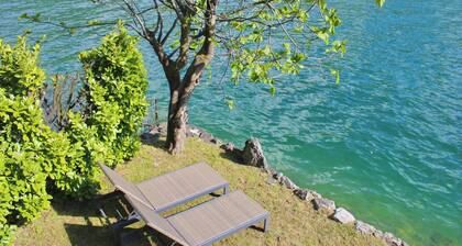 The Painter's Nest with Private Lake Garden