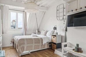 1 Schlafzimmer, Schreibtisch, Bügeleisen/Bügelbrett, Reisekinderbett