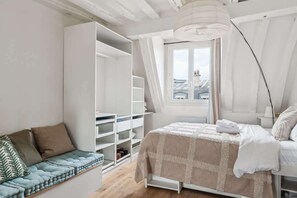 1 Schlafzimmer, Schreibtisch, Bügeleisen/Bügelbrett, Reisekinderbett