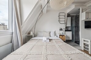 1 Schlafzimmer, Schreibtisch, Bügeleisen/Bügelbrett, Reisekinderbett