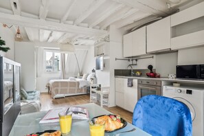Interior - Chic Studio in Historic Heart of Paris (Paris)