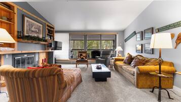 Een televisie, een open haard en boeken