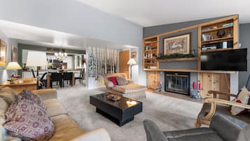 Een televisie, een open haard en boeken