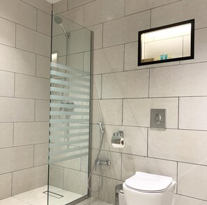 디자인 아파트, 침실 3개 | 욕실 | 무료 세면용품, 헤어드라이어, 목욕가운, 타월