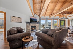 Televisión y chimenea