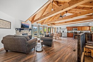 Televisión y chimenea