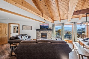 Televisión y chimenea 