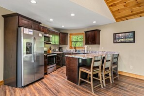 Een koelkast, een magnetron, een oven, een kookplaat