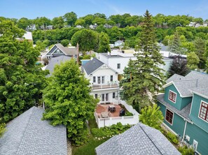 Un barrio residencial con casas rodeadas de abundante vegetación.