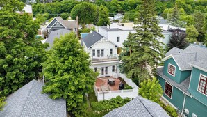 Un barrio residencial con casas rodeadas de abundante vegetación.
