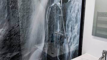 Douche, sĂšche-cheveux, serviettes fournies