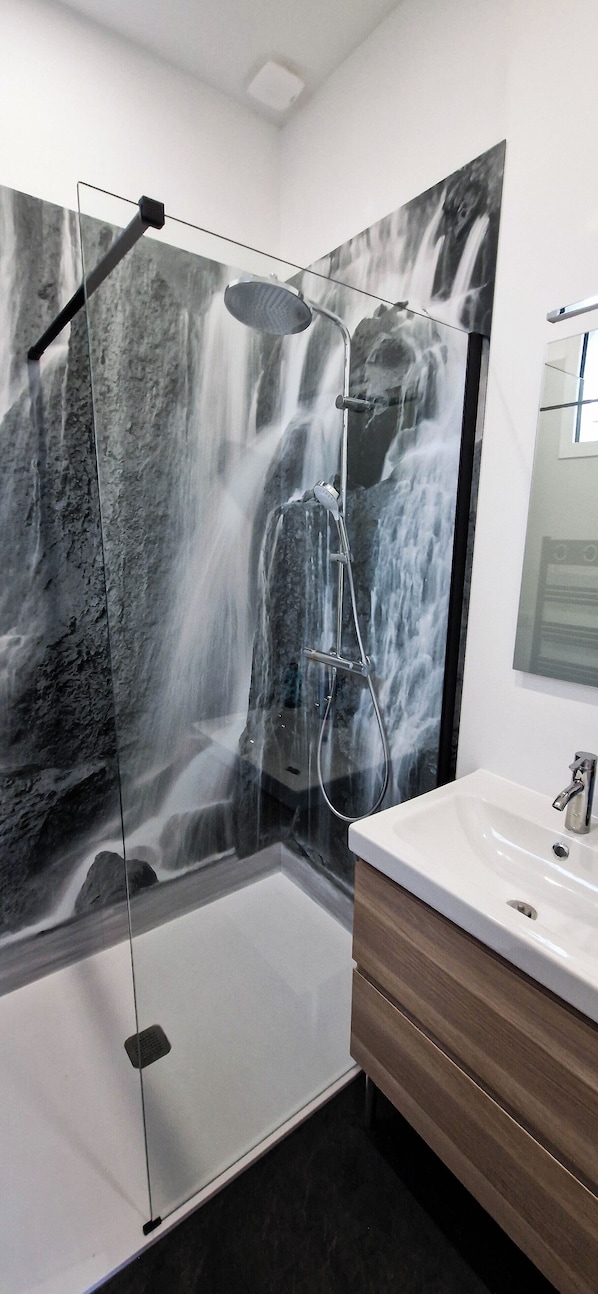 Dusche, Haartrockner, Handtücher