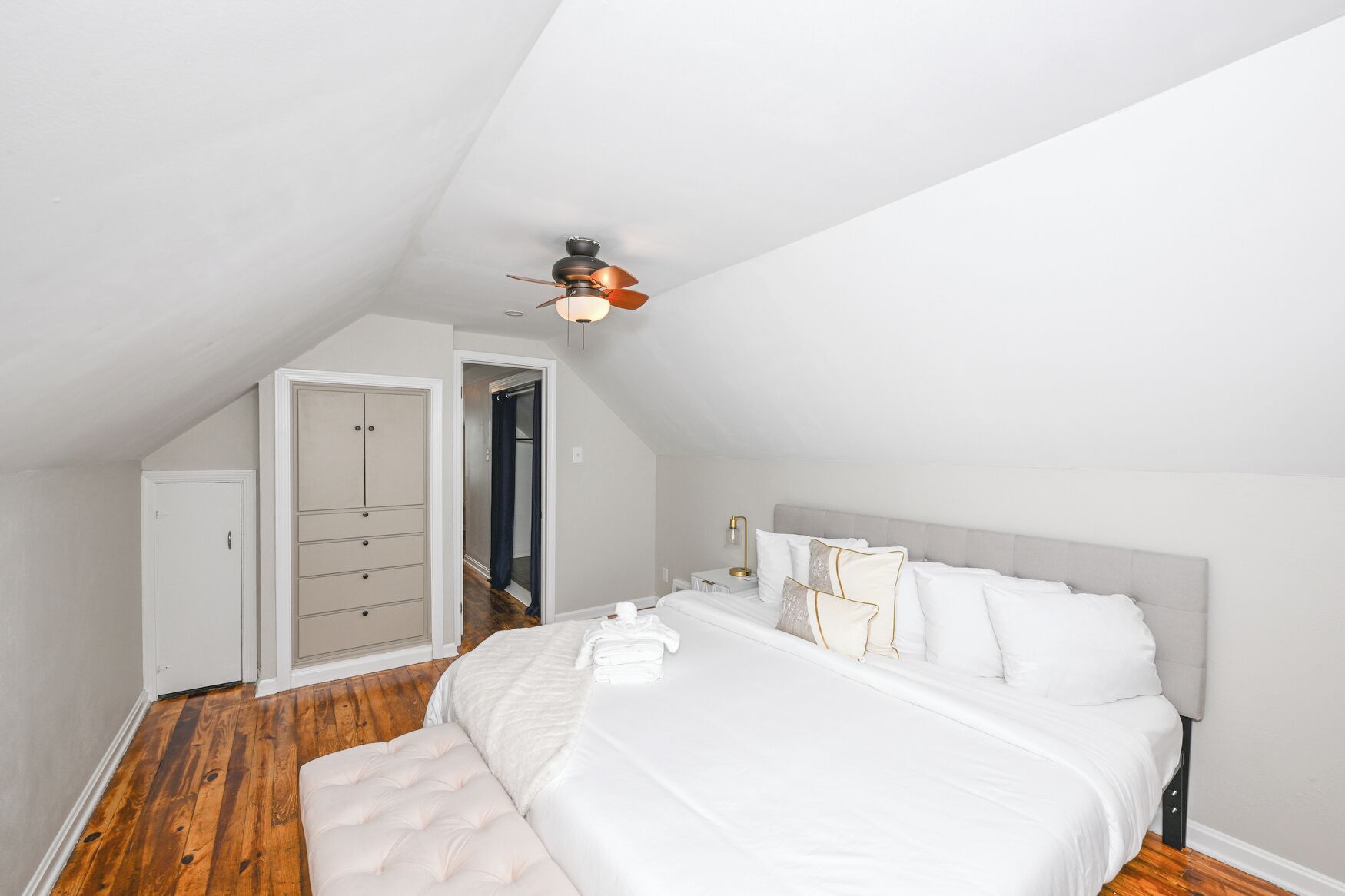 3 bedrooms, desk, iron/ironing board, free WiFi