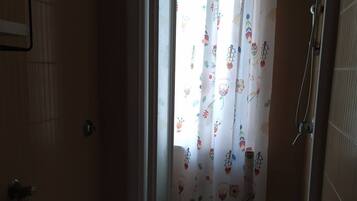 Dusche, Haartrockner, Bidet, Handtücher