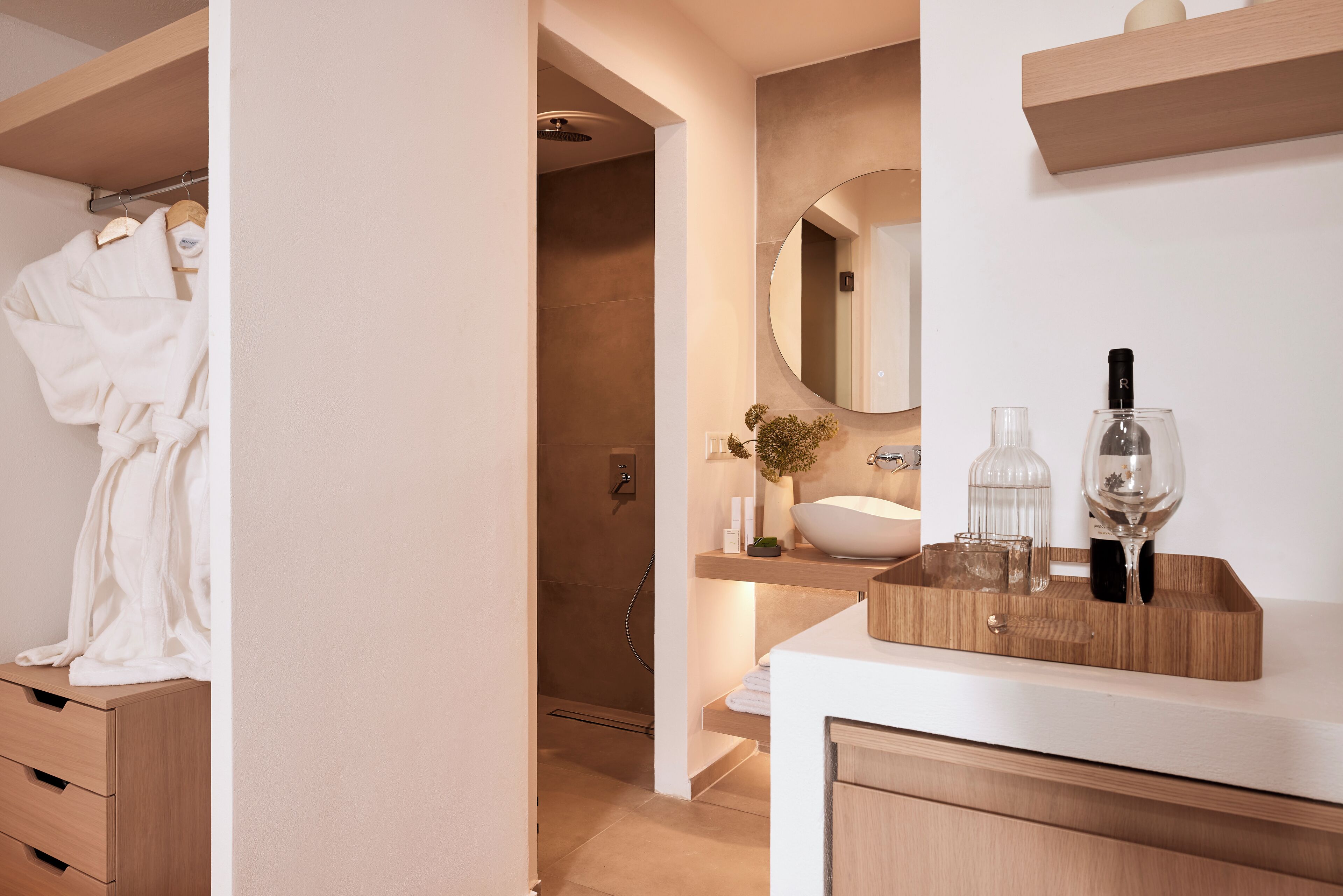 Ein modernes Badezimmer mit einem Holzlager, einem großen Spiegel und einer begehbaren Dusche.