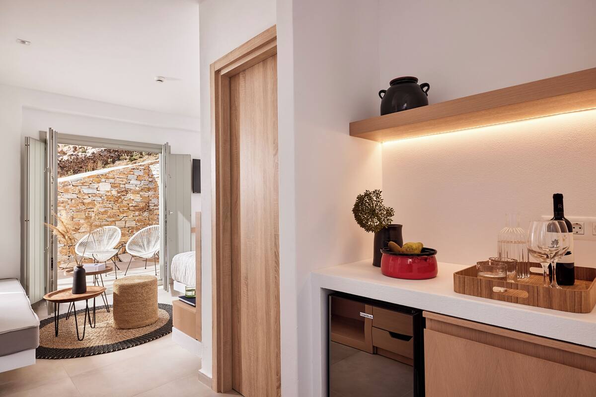 Suite – executive, sjøutsikt | Oppholdsområde | En 42-tommers Flatskjerm-TV med kabel-kanaler