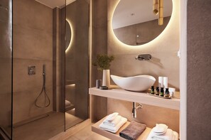 Suite ejecutiva, vistas al mar | Baño | Ducha y cabezal de ducha tipo lluvia