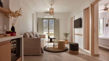 Superior-sviitti, merinäköala | Oleskelualue | 42–tuumainen taulutelevisio, jossa kaapelikanavat