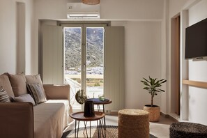 Suite – superior, sjøutsikt | Oppholdsområde | En 42-tommers Flatskjerm-TV med kabel-kanaler