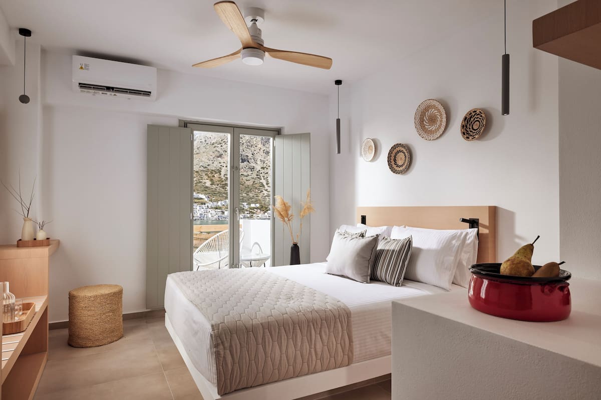 Junior suite, uitzicht op zee | 1 slaapkamer, luxe beddengoed, een minibar, een kluis op de kamer
